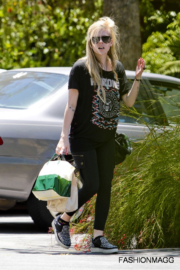 Avril-Lavigne-Heading-to-the-Recording-Pictures-Photoshoot-2012-1
