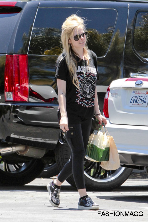 Avril-Lavigne-Heading-to-the-Recording-Pictures-Photoshoot-2012-2