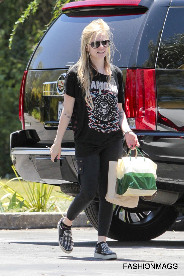 Avril-Lavigne-Heading-to-the-Recording-Pictures-Photoshoot-2012-3