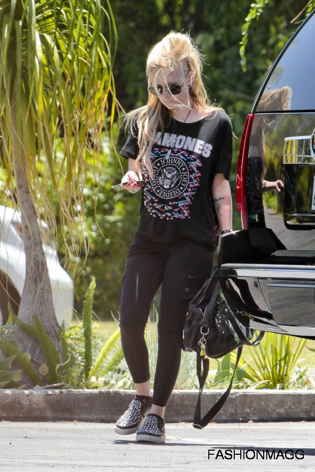 Avril-Lavigne-Heading-to-the-Recording-Pictures-Photoshoot-2012-4