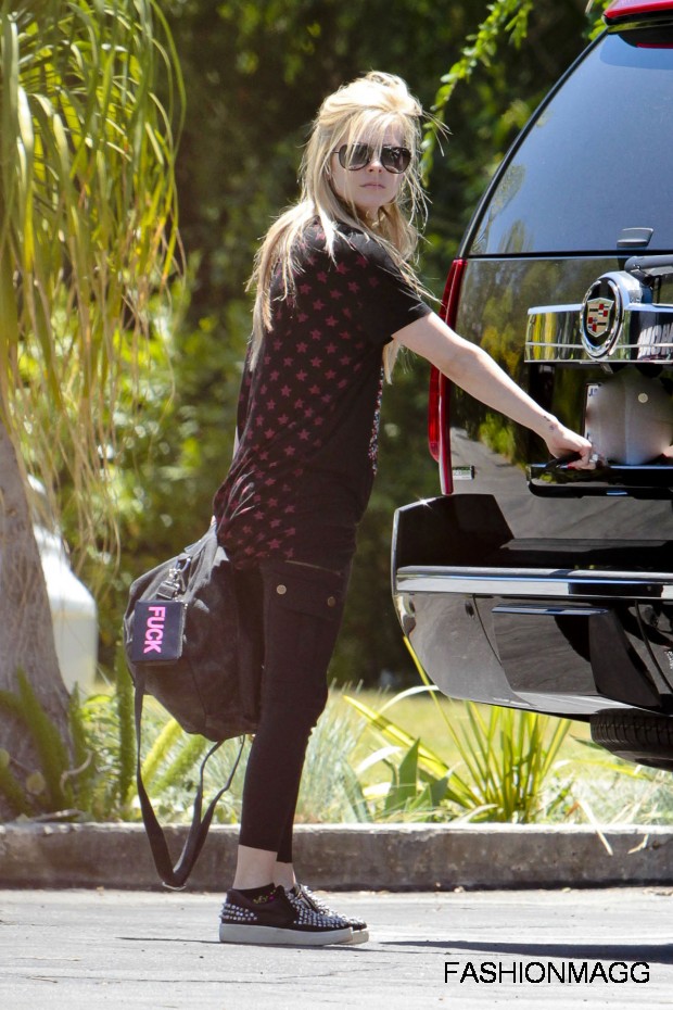 Avril-Lavigne-Heading-to-the-Recording-Pictures-Photoshoot-2012-5