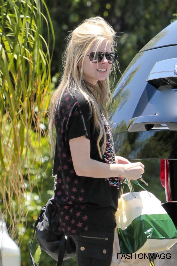 Avril-Lavigne-Heading-to-the-Recording-Pictures-Photoshoot-2012-6