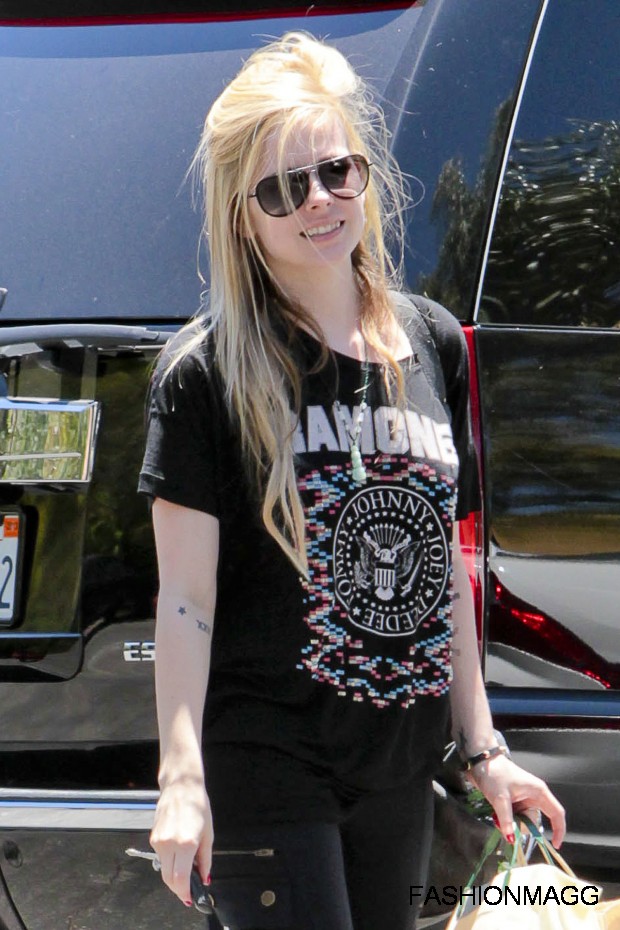 Avril-Lavigne-Heading-to-the-Recording-Pictures-Photoshoot-2012-7