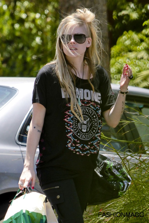 Avril-Lavigne-Heading-to-the-Recording-Pictures-Photoshoot-2012-