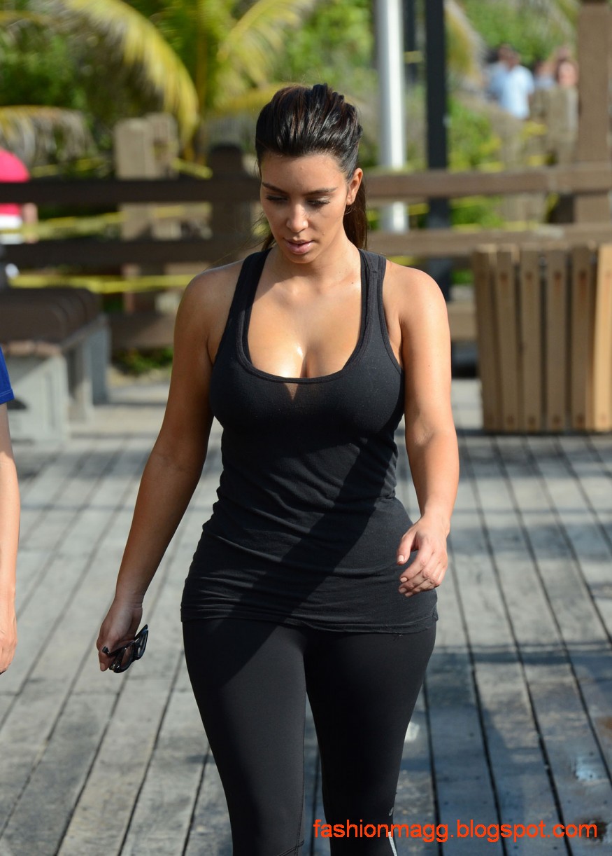 Kim-Kardashian-on-the-Morning-Walk-on-a-Beach-in-Miamii-Photoshoot-