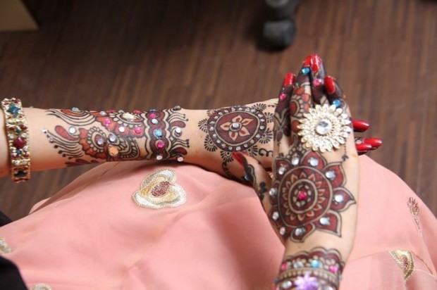 Beautiful-Indian-Bridal-Wedding-New-Mehndi-Designs-Photos-Embroidery-Dulhan-Feet-Mehndi-0