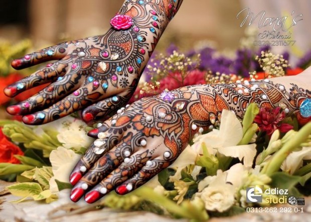 Beautiful-Indian-Bridal-Wedding-New-Mehndi-Designs-Photos-Embroidery-Dulhan-Feet-Mehndi-2