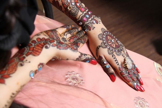Beautiful-Indian-Bridal-Wedding-New-Mehndi-Designs-Photos-Embroidery-Dulhan-Feet-Mehndi-3