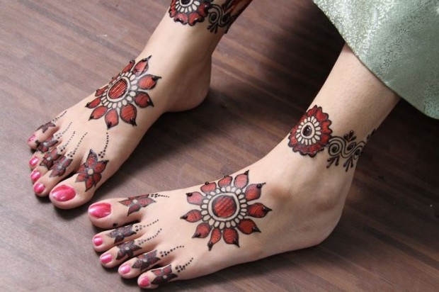 Beautiful-Indian-Bridal-Wedding-New-Mehndi-Designs-Photos-Embroidery-Dulhan-Feet-Mehndi-6