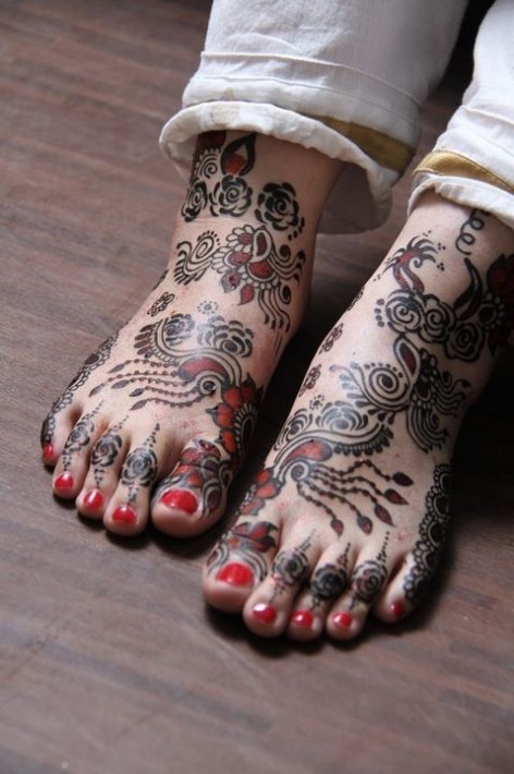 Beautiful-Indian-Bridal-Wedding-New-Mehndi-Designs-Photos-Embroidery-Dulhan-Feet-Mehndi-7