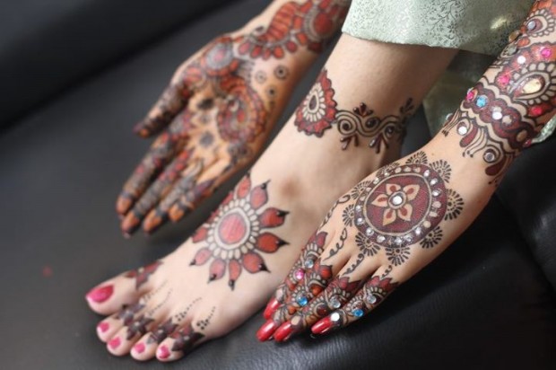 Beautiful-Indian-Bridal-Wedding-New-Mehndi-Designs-Photos-Embroidery-Dulhan-Feet-Mehndi-8