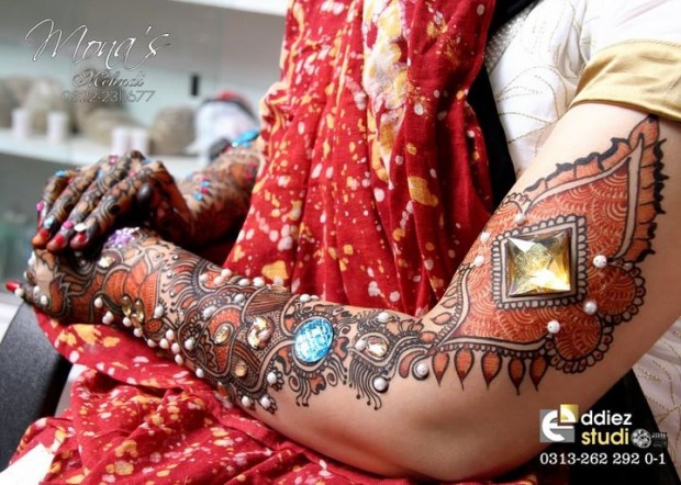 Beautiful-Indian-Bridal-Wedding-New-Mehndi-Designs-Photos-Embroidery-Dulhan-Feet-Mehndi-