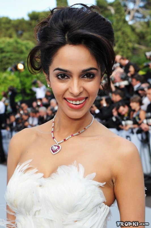 bollywood-indian-celebrities-deep-neck-open-chest-dress-designs-beautiful-girls-actresses-models-strapless-dress-5