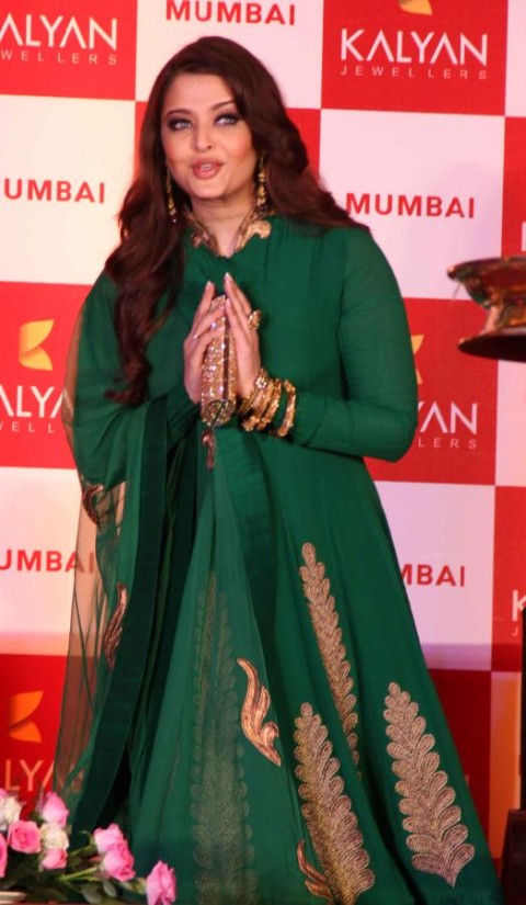 Aishwarya-Rai-At-Bachchan-Launch-Kalyan-Jewellers-Store-Opening-Pictures-Photos-4