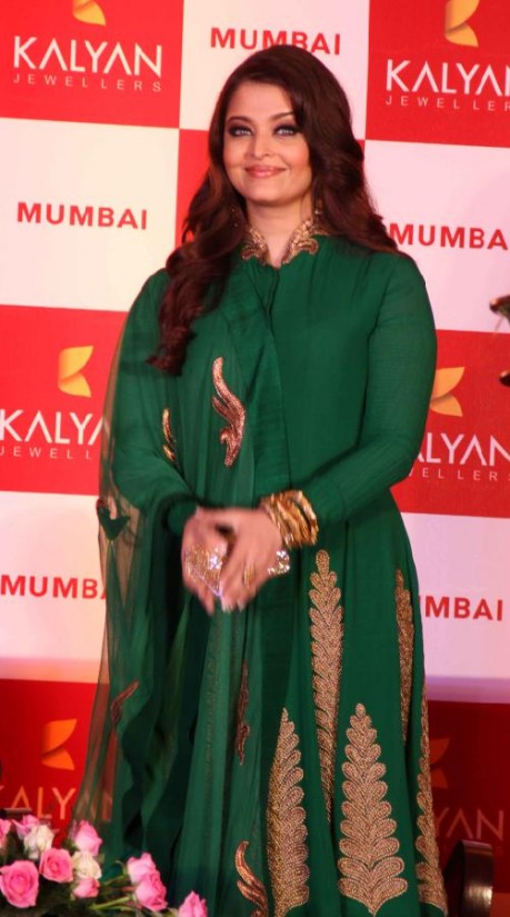 Aishwarya-Rai-At-Bachchan-Launch-Kalyan-Jewellers-Store-Opening-Pictures-Photos-6