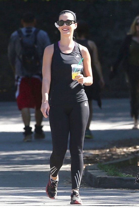 Katy-Perry-in-Tights-Out-for-a-Walk-in-Los-Angeles-Pictures-Photos-6