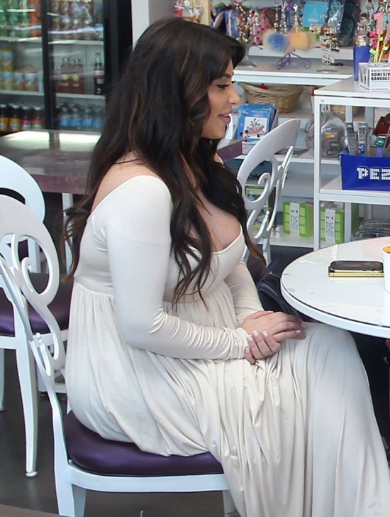 Kim-Kardashian-at-SweetHarts-in-Sherman-Oaks-Pictures-Images-5