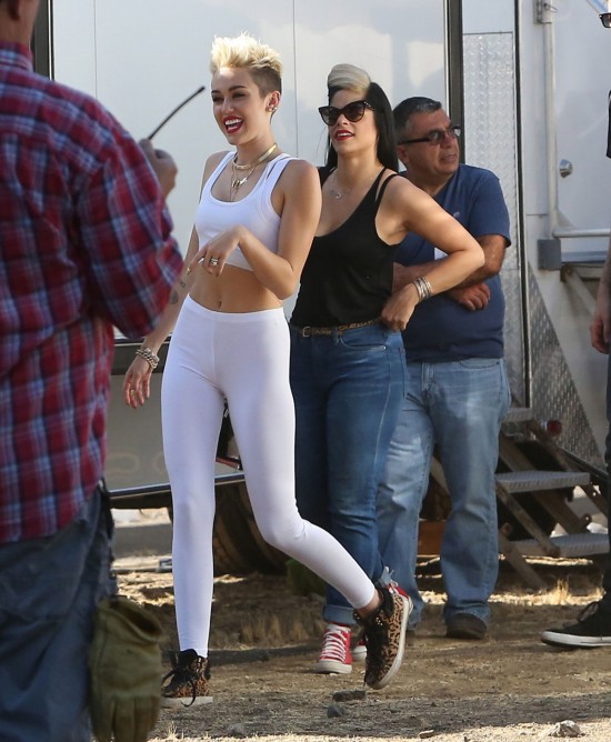 Miley-Cyrus-on-We-Cant-Stop-Music-Video-Set-in-Los-Angeles-Pictures-3