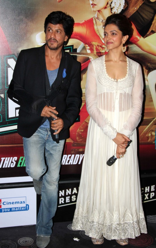 Shah-Rukh-Khan-Deepika-Padukone-Bollywood-Celebrities-Launch-Chennai-Express-Movie-Trailer-Photo-9