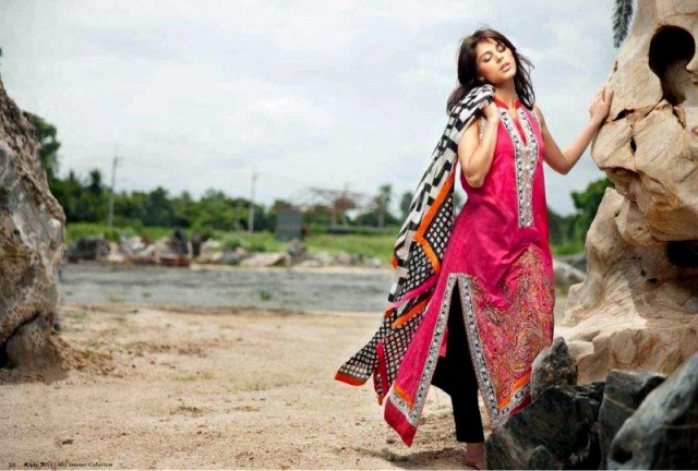 Beautiful-Cute-Girls-Models-Wear-Summer-Eid-Dress-Collection-2013-Lakhani-Silk-Mills-7