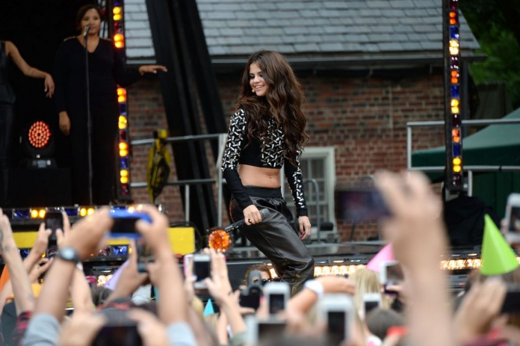 Selena-Gomez-Performing-on-Good-Morning-America-in-New-York-Pictures-Image-1