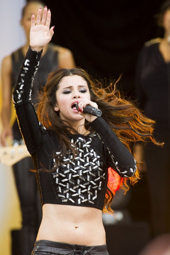 Selena-Gomez-Performing-on-Good-Morning-America-in-New-York-Pictures-Image-7