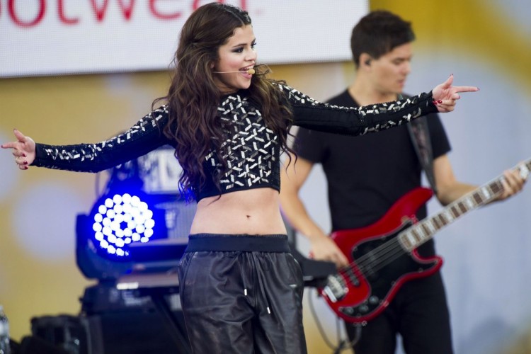 Selena-Gomez-Performing-on-Good-Morning-America-in-New-York-Pictures-Image-