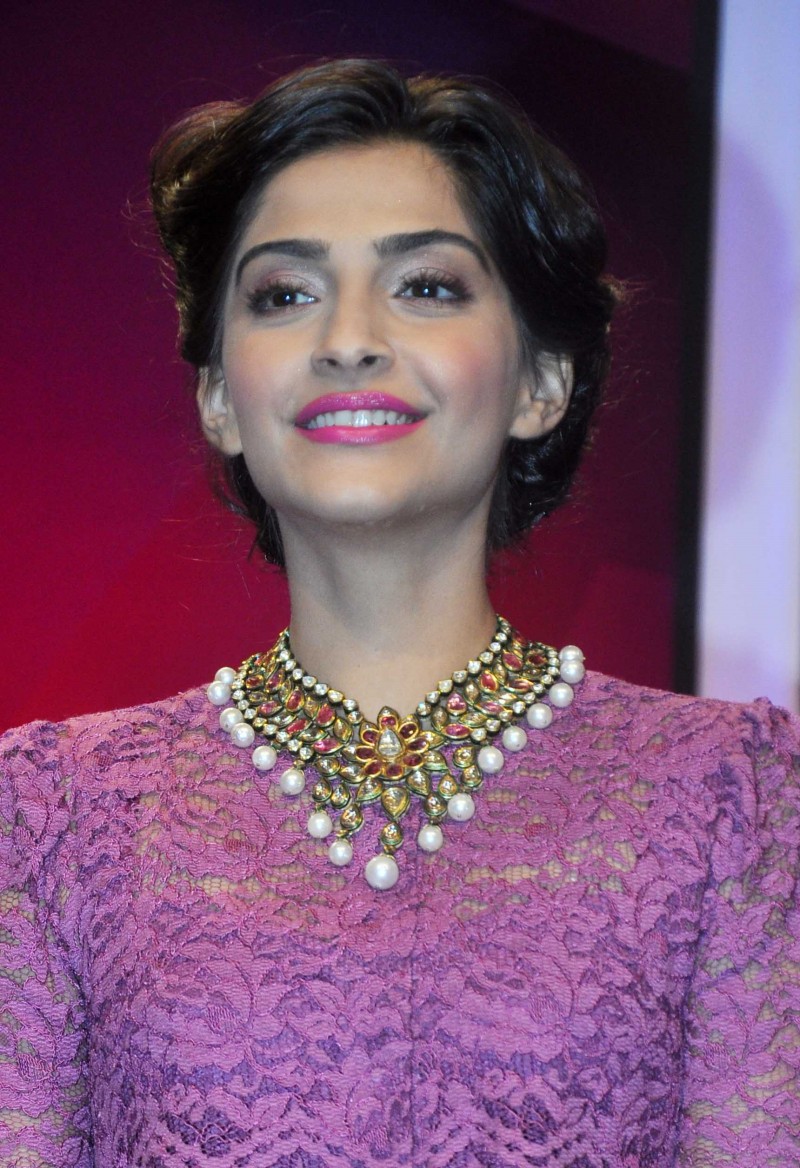 Sonam-Kapoor-at-40th-India-Gem-and-Jewellery-Awards-Images-Pictures-3