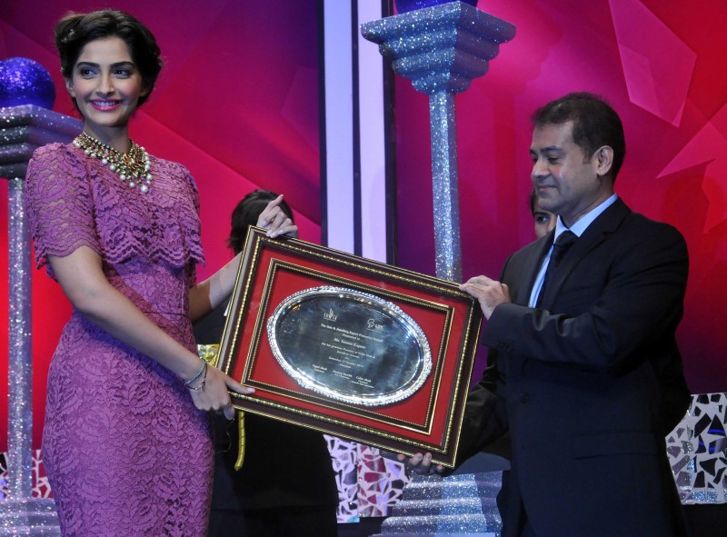 Sonam-Kapoor-at-40th-India-Gem-and-Jewellery-Awards-Images-Pictures-