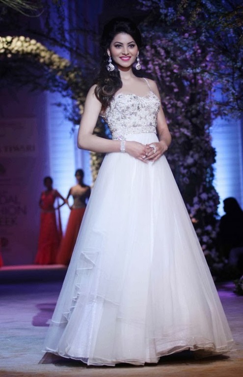 Beautiful-Bridal-Wedding-Dress-Show-at-India-Bridal-Fashion-Week-by-Jyotsna-Tiwari-2