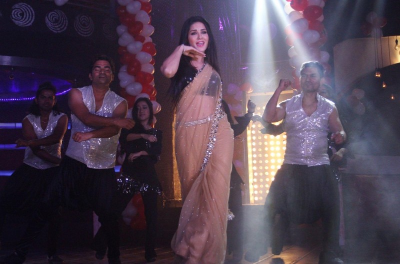Sunny-Leone-Promotes-Ragini-MMS-2-On-Pavitra-Rishta-Sets-Photos-Pictures-