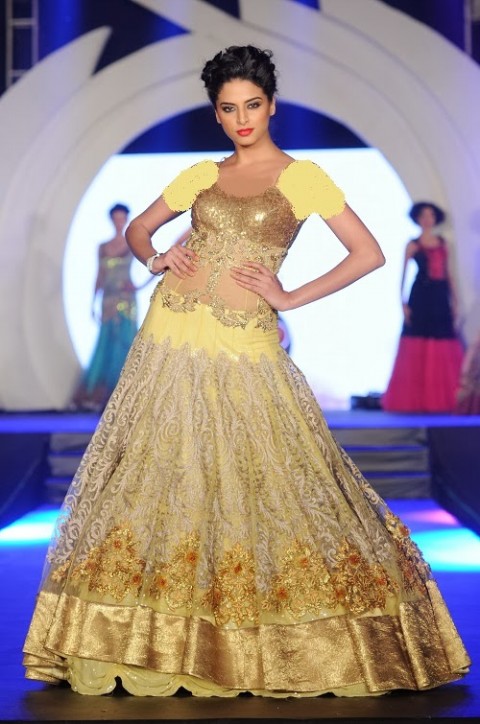Indian-Bollywood-Star-Bipasha-Basu-Ramp-Walk-Marigold-Watches-Wedding-Bridal-Dress-Fashion-Show-5