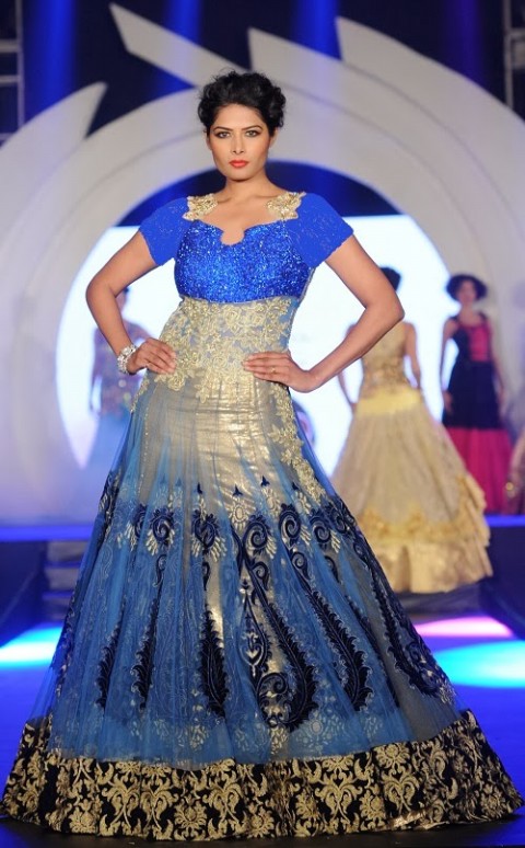 Indian-Bollywood-Star-Bipasha-Basu-Ramp-Walk-Marigold-Watches-Wedding-Bridal-Dress-Fashion-Show-6