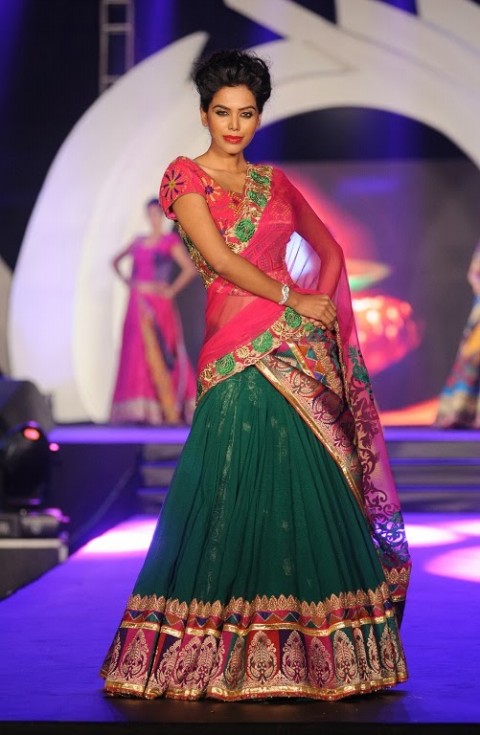 Indian-Bollywood-Star-Bipasha-Basu-Ramp-Walk-Marigold-Watches-Wedding-Bridal-Dress-Fashion-Show-7