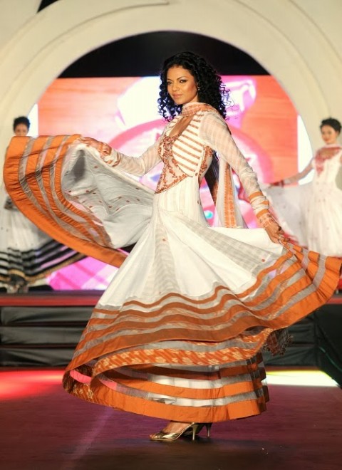 Indian-Bollywood-Star-Bipasha-Basu-Ramp-Walk-Marigold-Watches-Wedding-Bridal-Dress-Fashion-Show-8