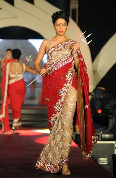 Indian-Bollywood-Star-Bipasha-Basu-Ramp-Walk-Marigold-Watches-Wedding-Bridal-Dress-Fashion-Show-9