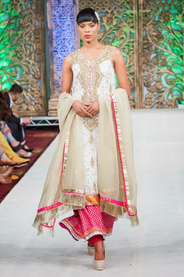 Brides-Groom-Wedding-Dress-Pak-Fashion-Show-London-by-Designer-Obaid-Sheikh-Punjaamni-10