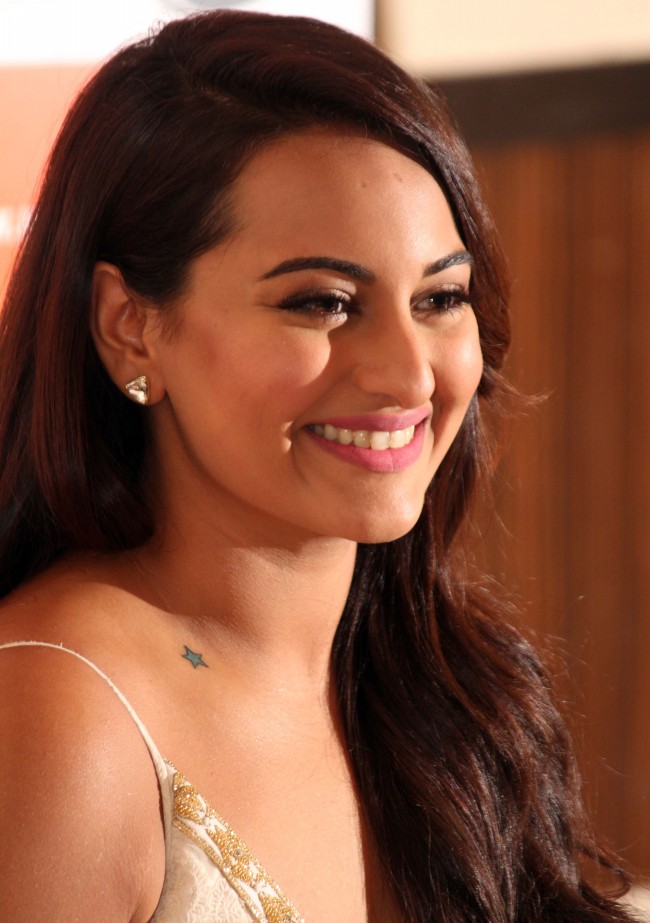 Sonakshi-Sinha-Launches-United-Singhs-Kabbadi-Team-Photos-Picture-4