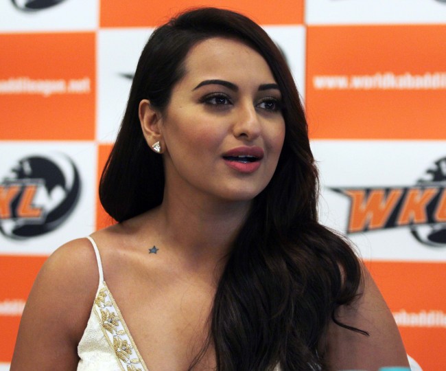 Sonakshi-Sinha-Launches-United-Singhs-Kabbadi-Team-Photos-Picture-
