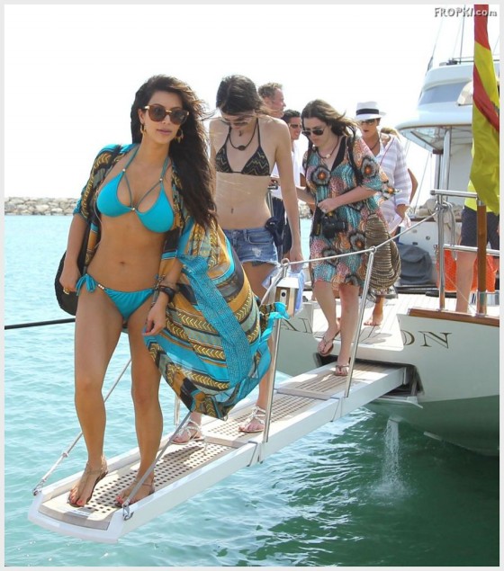 Kim-Kardashian-and-Kendall-bikini-pictures- photos-4