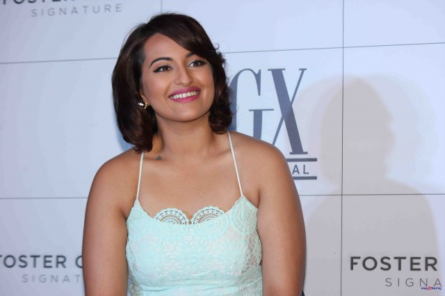 Sonakshi-Sinha-Bollywood-Indian-Celebrity-Launches-Foster-Grants-Photos-Picture-2