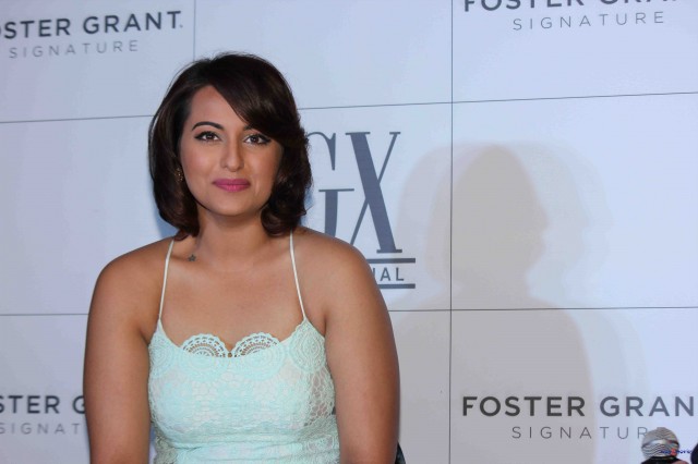 Sonakshi-Sinha-Bollywood-Indian-Celebrity-Launches-Foster-Grants-Photos-Picture-