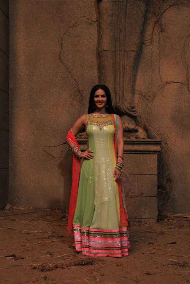 Sunny-Leone-Indian-Bollywood-Movies-Famous-Celebrity-On-Sets-of-Leela-Movie-Photos-Image-6