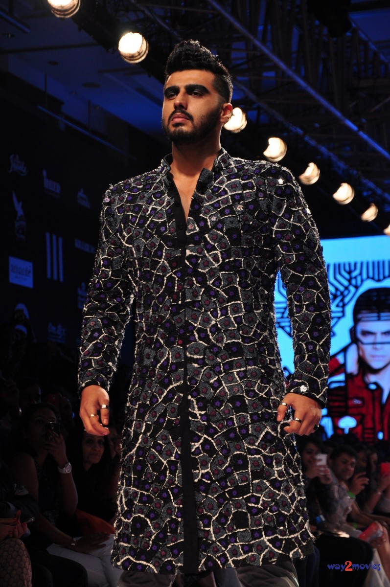 Bollywood Celebrities Shahid Kapoor-Arjun Kapoor at LFW Summer Resort 2015 Photos HD Wallpapers-6
