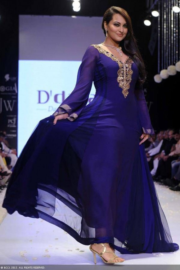 Sonakshi Sinha Bollywood-Indian Movies Actress-Model Wear New Fashion Dress-5
