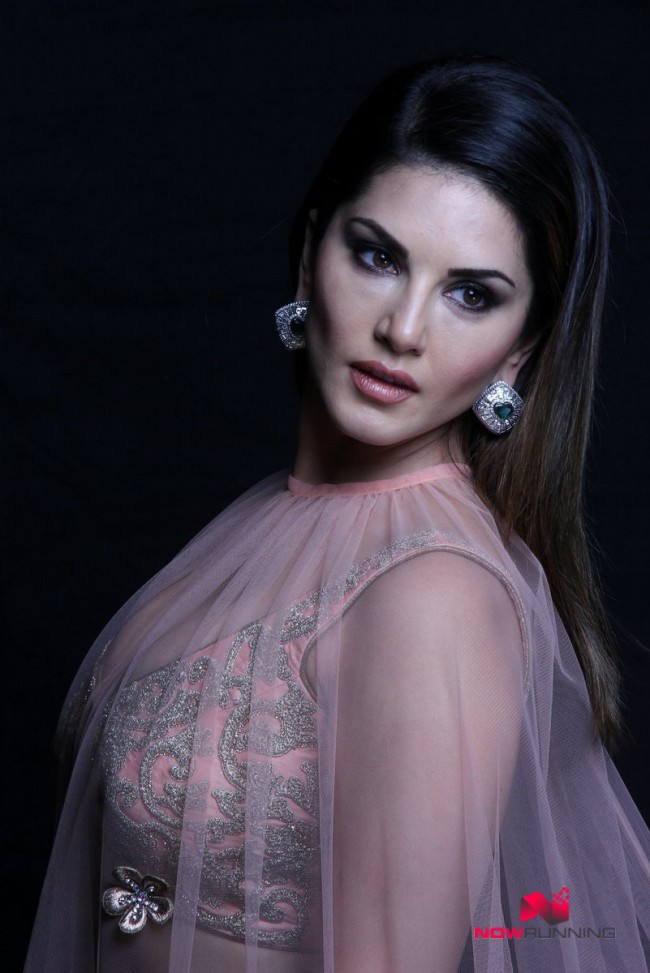 Indian-Bollywood Model-Actress Sunny Leone Wear Fashion Designer Archana Kocchar Dress Photoshoot-2