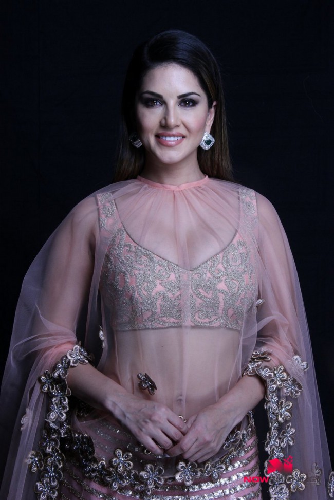 Indian-Bollywood Model-Actress Sunny Leone Wear Fashion Designer Archana Kocchar Dress Photoshoot-4
