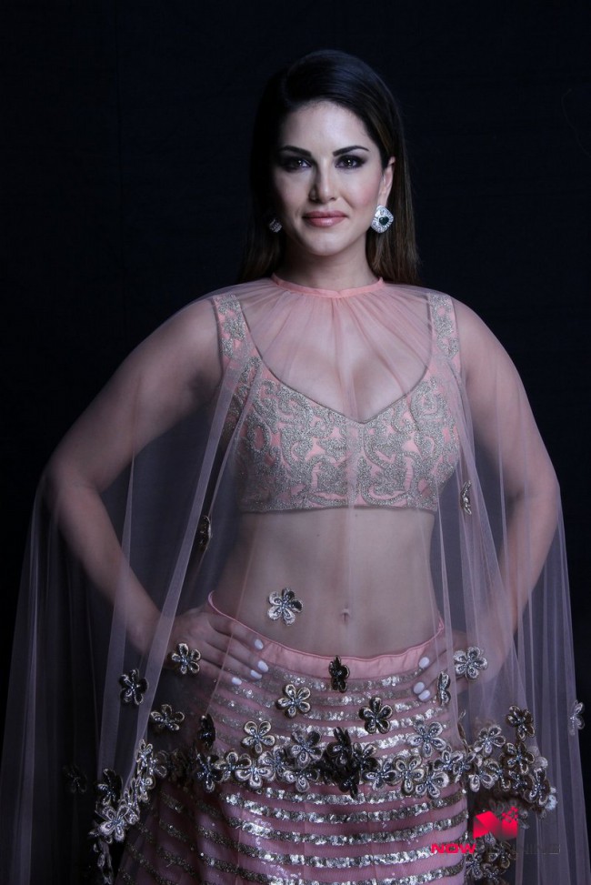 Indian-Bollywood Model-Actress Sunny Leone Wear Fashion Designer Archana Kocchar Dress Photoshoot-5