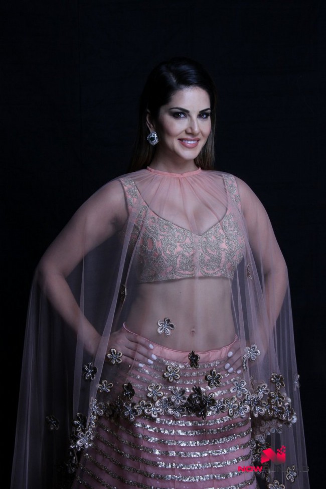 Indian-Bollywood Model-Actress Sunny Leone Wear Fashion Designer Archana Kocchar Dress Photoshoot-7