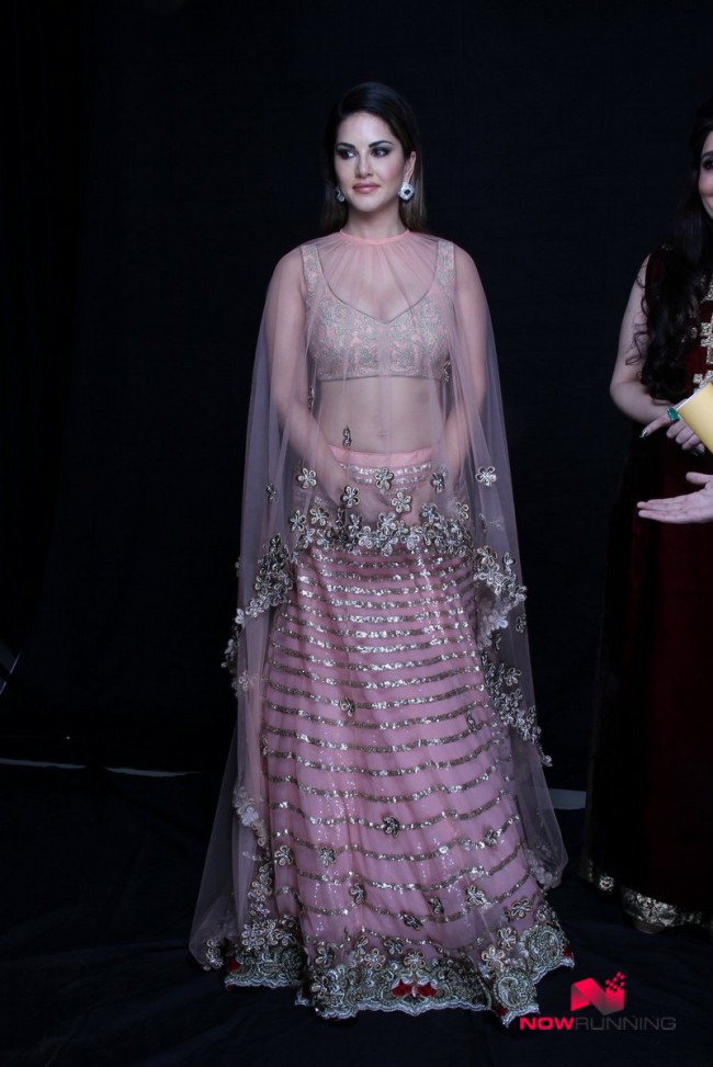 Indian-Bollywood Model-Actress Sunny Leone Wear Fashion Designer Archana Kocchar Dress Photoshoot-8